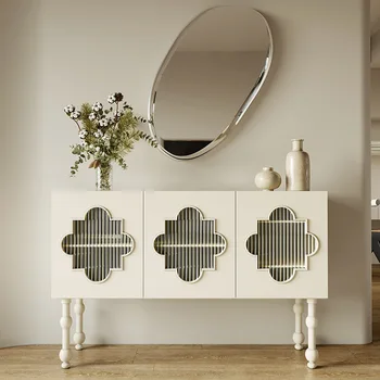Шкаф для хранения мебели для гостиной в кремовом стиле на фоне светлой стены, роскошная простая кухонная подставка для посуды